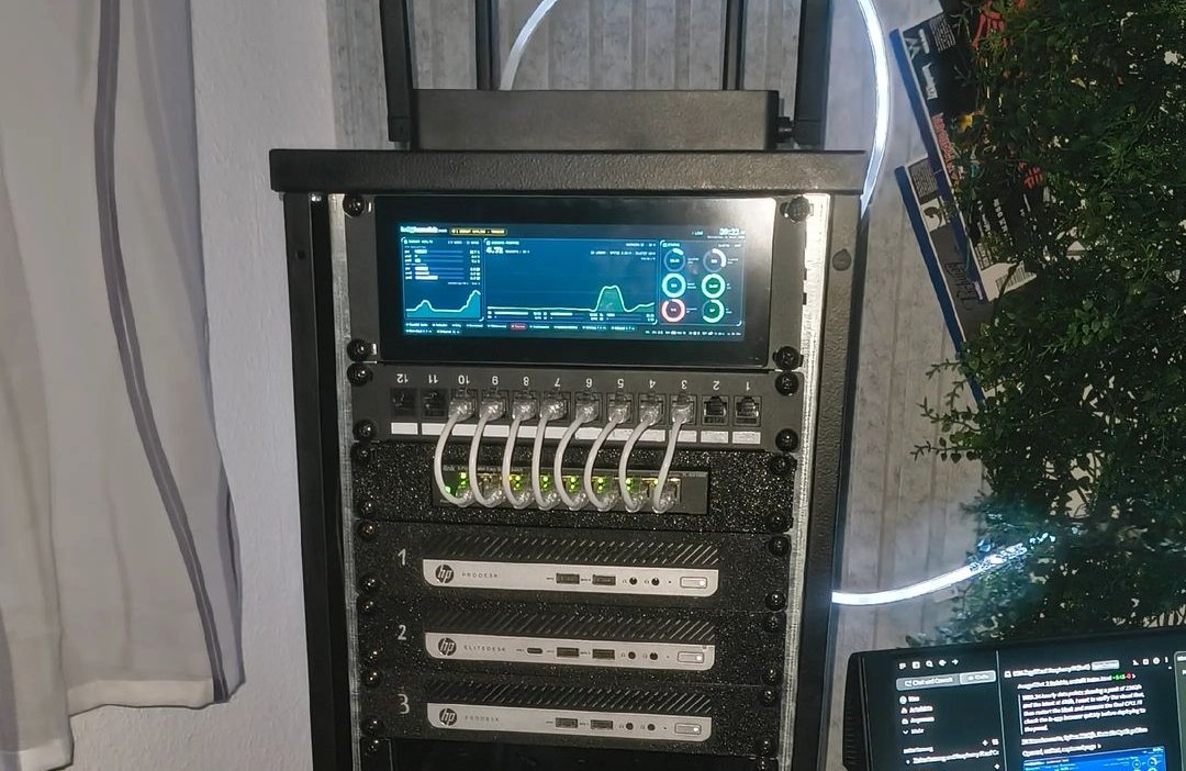 Blick ins offene Homelab-Rack mit Nodes, NAS und Verkabelung