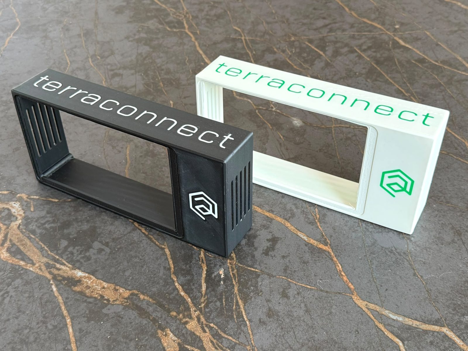 3D-gedruckte TerraConnect-Gehäuse in Schwarz und Weiß